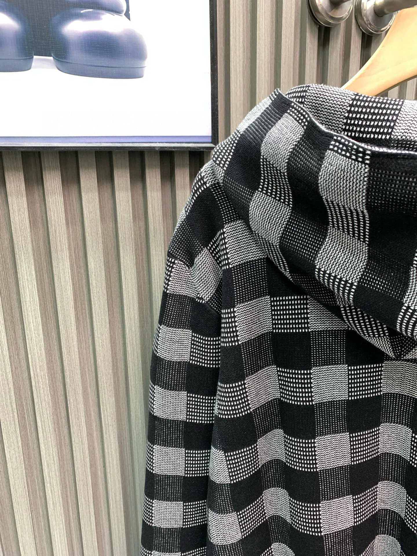 🅿️480 🀄️ Louis Vuitton Louis Vuitton 25* autumn and winter hooded knitted sweatshirt. Unique black and white with a square shape. The chain in front of the neck is full of prominence. A heavy-duty high-end product. Another high-luxury platinum-level item. There is no need to question the quality of things from the Lu family. Its rank and brand influence are very representative. It has its own unique style aesthetics and is excellent in details. Retro yet fashionable and modern, the needlework is delicate, soft and thick to the touch, and has an excellent skin-friendly experience.